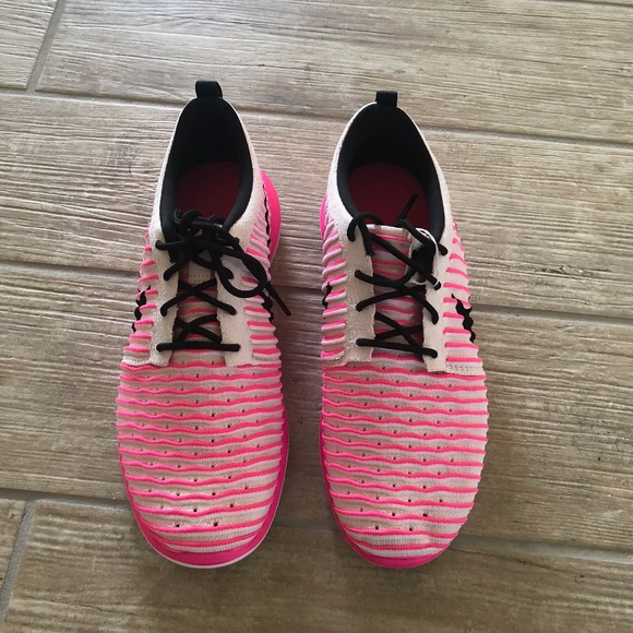 NWOB ROSHE 2 FLYKNIT LOW GRADE SCHOOL RUNNING SHOE - Picture 2 of 5